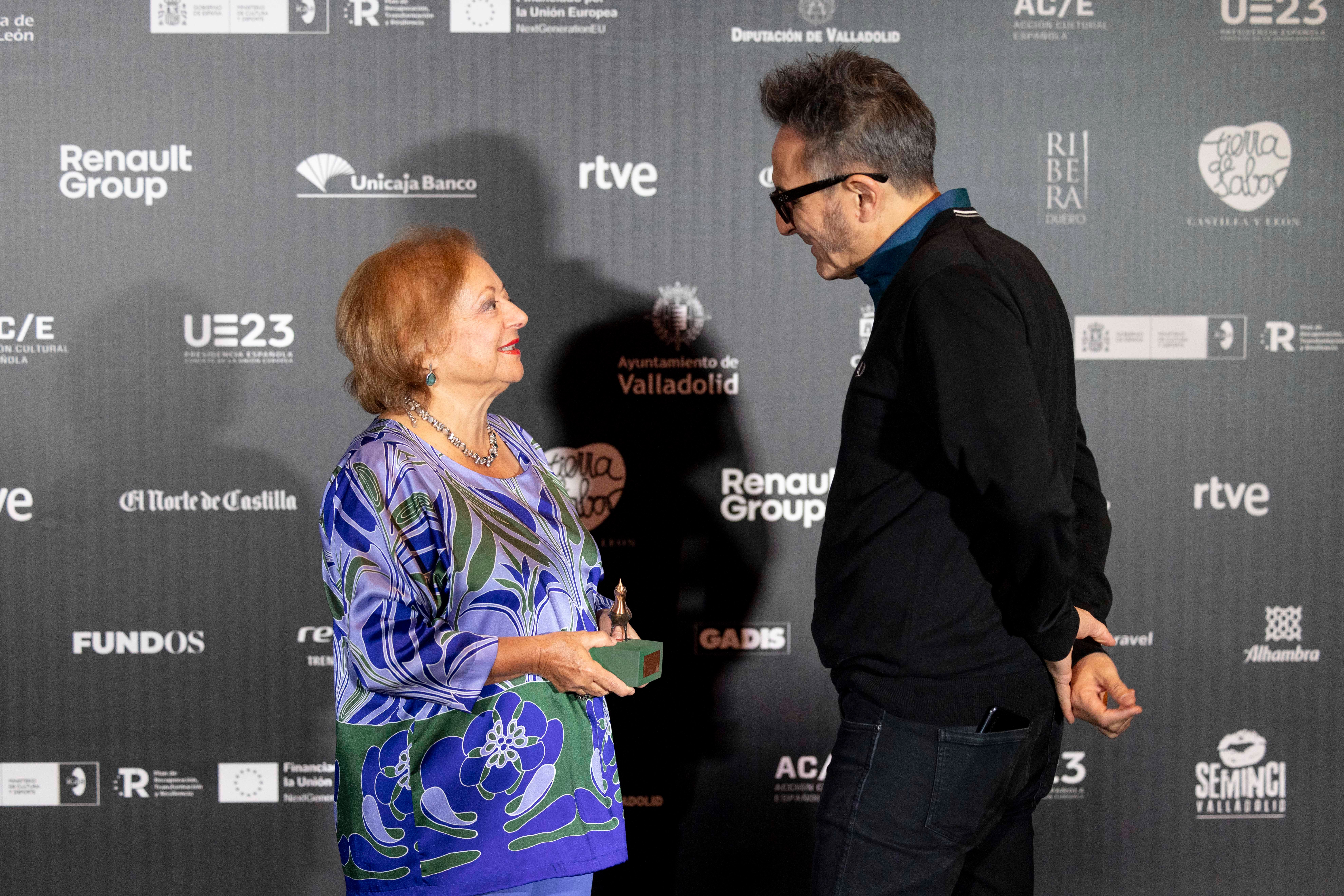 Cristina Garcí Rodero con su premio especial a la creación artística junto a José Luis Cienfuegos.