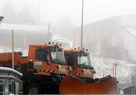 Máquinas quitanieves, este martes, en la zona del puerto de Navacerrada que separa Segovia de Madrid.