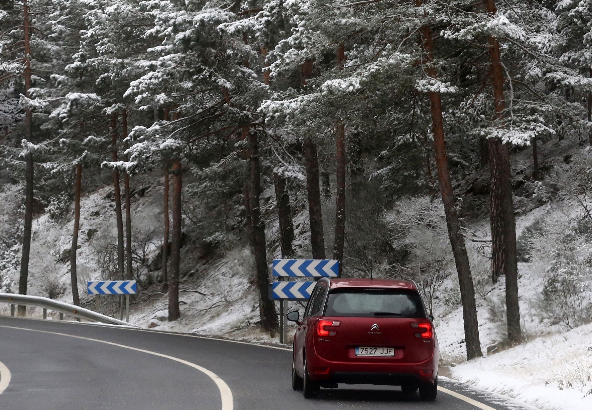La nieve alfombra la sierra