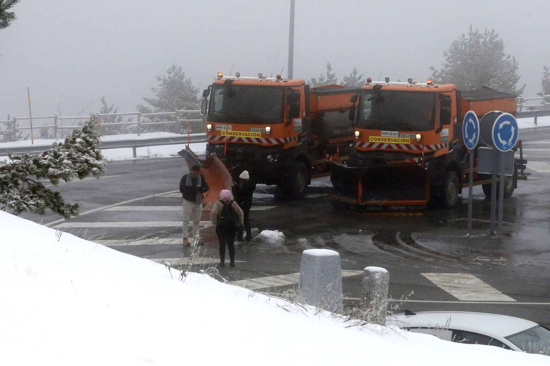 La nieve alfombra la sierra