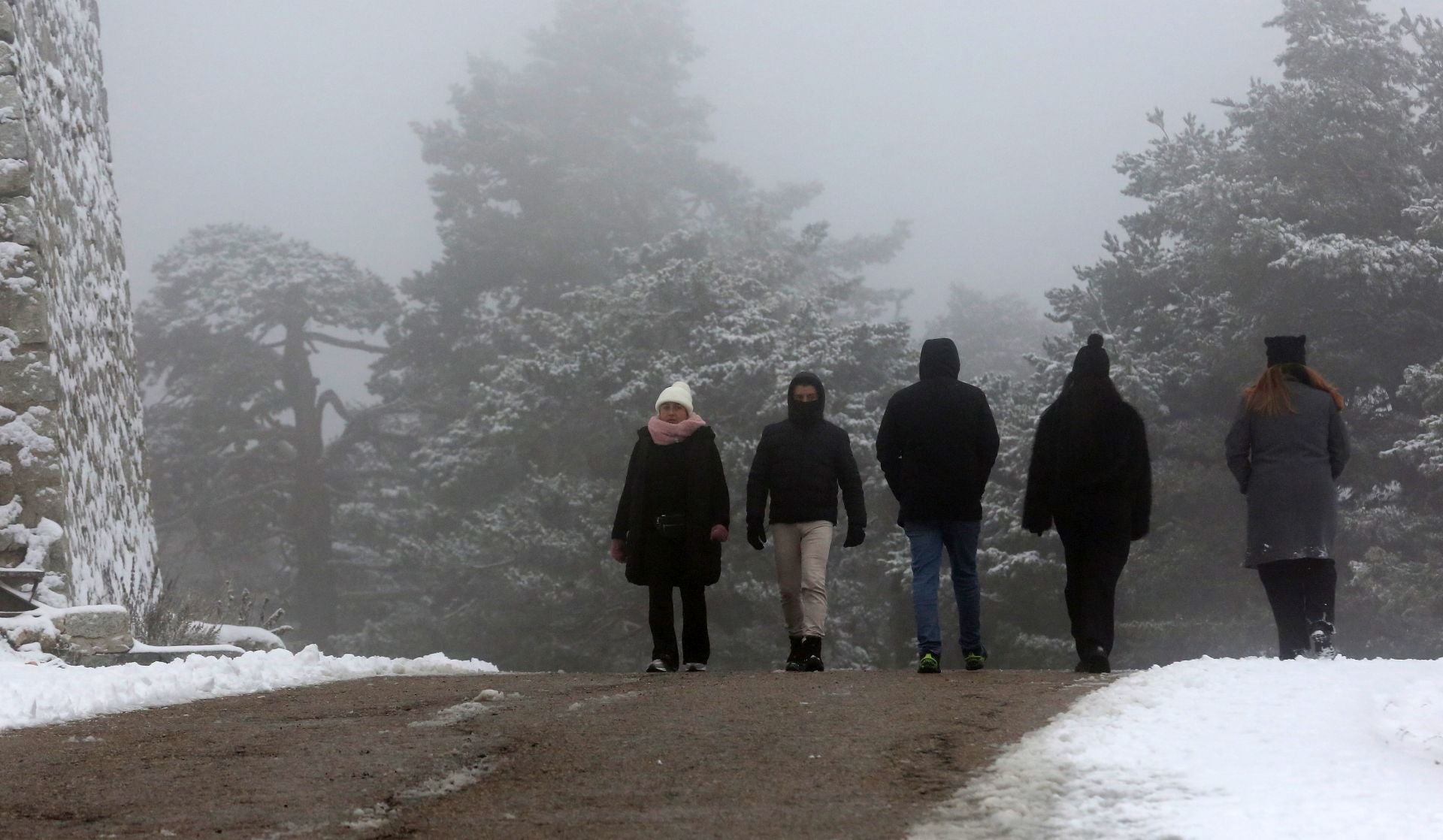 La nieve alfombra la sierra