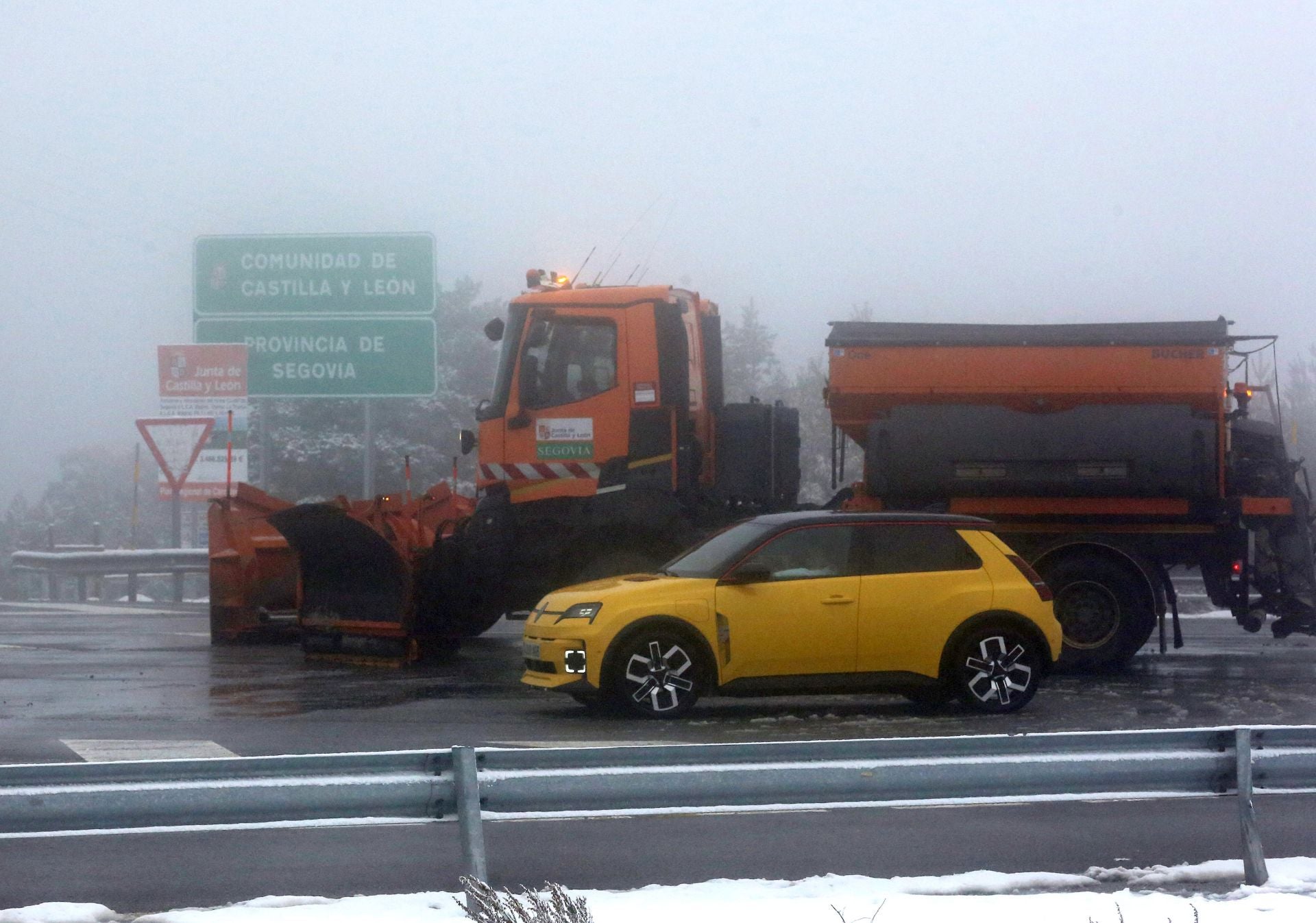 La nieve alfombra la sierra