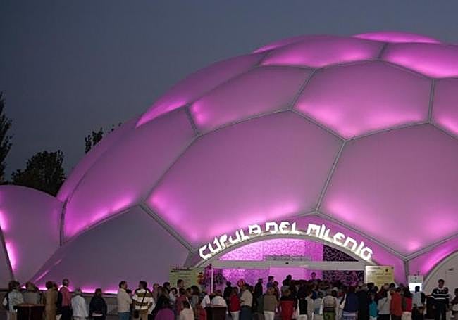 Celebración del 'Zumbatón' benéfico en favor de la Asociación Española del Cáncer de mama metastásico en la Cúpula del Milenio.