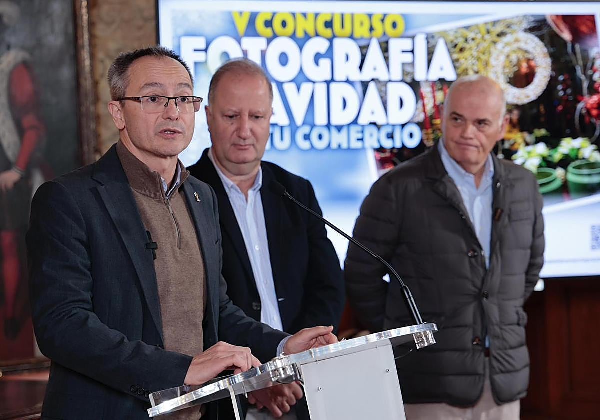 Presentación de la campaña para incentivar las compras en el comercio local en Navidad, este martes.