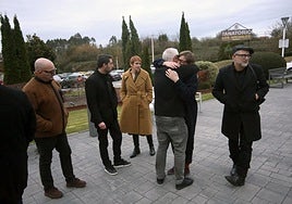Allegados de José Luis Cienfuegos, en el tanatorio de Oviedo.