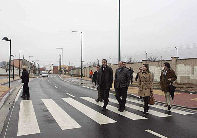El entonces alcalde, Francisco Javier León de la Riva, visita el Páramo de San Isidro el 2 de febrero de 2010, cuando se adoquinaron sus aceras.