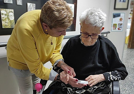 Concha y su hija, con el sensor, en la residencia Tercera Actividad de Aguilar.