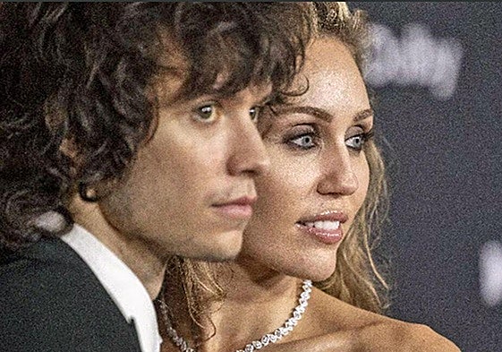 Miley Cyrus con su pareja Maxx Morando.