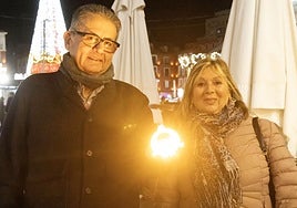 Ignacio Tormo y Amelia Rodríguez, su mujer, encienden la baliza V-16.