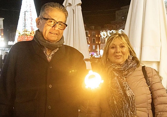 Ignacio Tormo y Amelia Rodríguez, su mujer, encienden la baliza V-16.