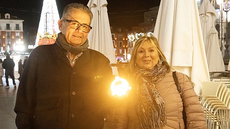 Ignacio Tormo y Amelia Rodríguez, su mujer, encienden la baliza V-16.