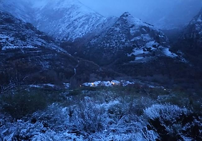 Imagen tomada a primera hora de este miércoles, 5 de diciembre, por Nacho Morión del pueblo de Peñalba de Santiago desde la carretera hacia San Cristóbal.
