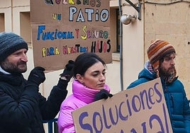 Un momento de la concentración a las puertas del colegio.