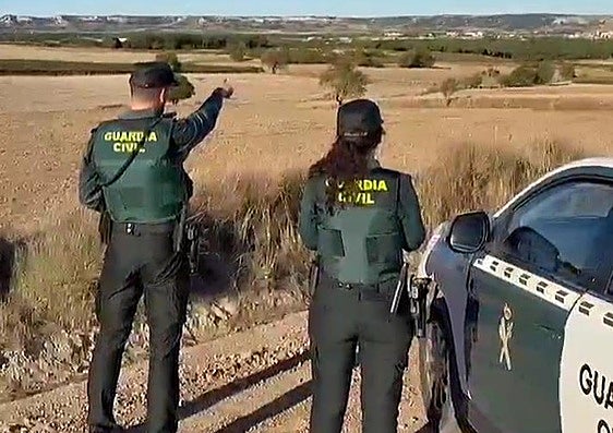 Dos agentes de la Guardia Civil supervisan el medio rural vallisoletano.