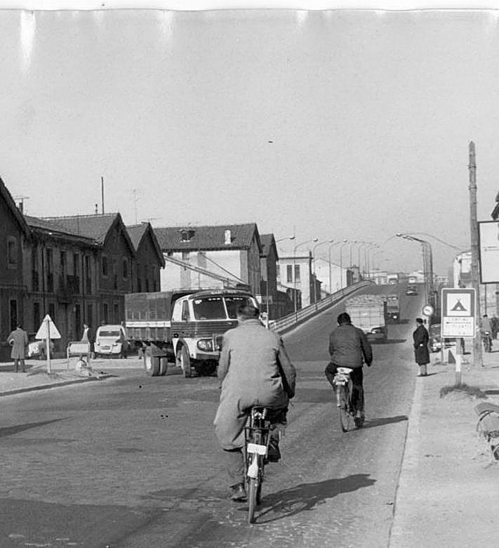 Imagen secundaria 2 - 1) Panorámica de Valladolid con Arco de Ladrillo, talleres RENFE y el barrio de Delicias en la década de los 80. 2) Vías del tren a su paso por el Arco de Ladrillo en los 70. 3) Vista del paseo del Arco de Ladrillo con camiones y ciclistas circulando en la década de los 60.
