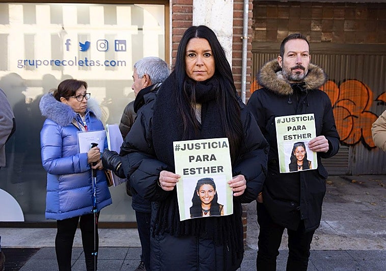 Inés, la hermana de Esther López, porta un cartel en el que pide justicia para la joven, este miércoles.