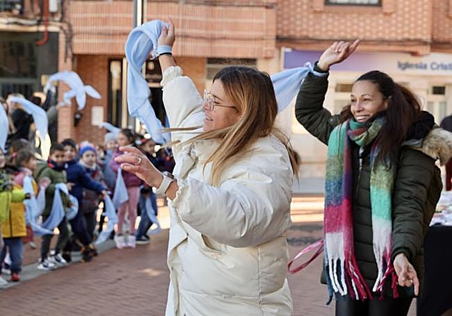 Decenas de pañuelos azules se ondearon durante la flashmob