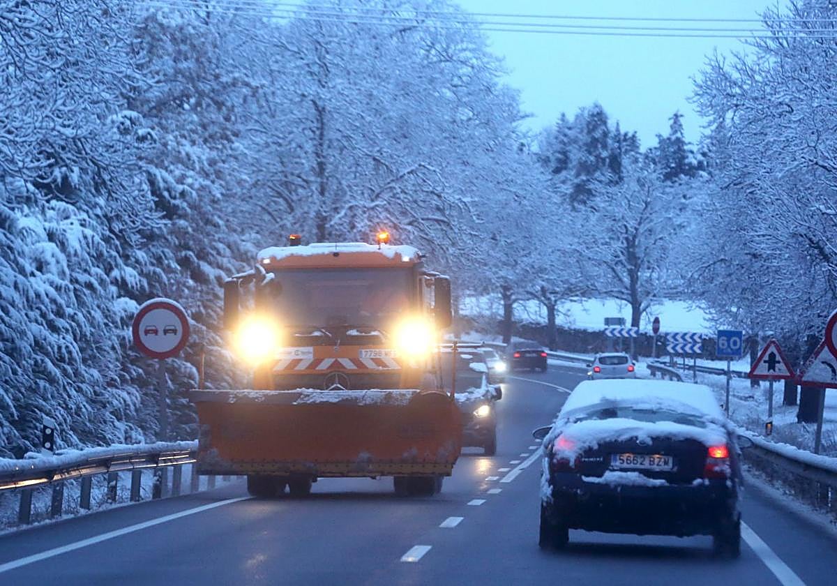 Una máquina quitanieves circula por la carretera CL-601 en las primeras horas de este miércoles.