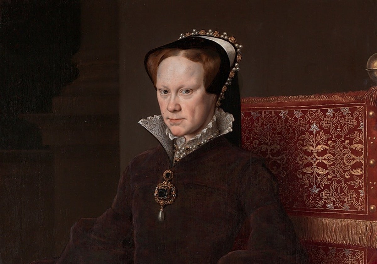 Imagen principal - Arriba, María Tudor retratada por Antonio Moro. Abajo, Anna de Austria, en famoso cuadro de Alonso Sánchez Coello, y portada del libro.