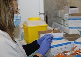 1.075 vacunas contra la gripe y covid en el primer fin de semana de refuerzo