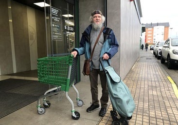 Una hora andando sobre la nieve para hacer la compra: «Con el argayo y el hielo en Peñalba no tenemos opción»