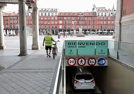 Entrada al aparcamiento, con la Plaza Mayor al fondo.