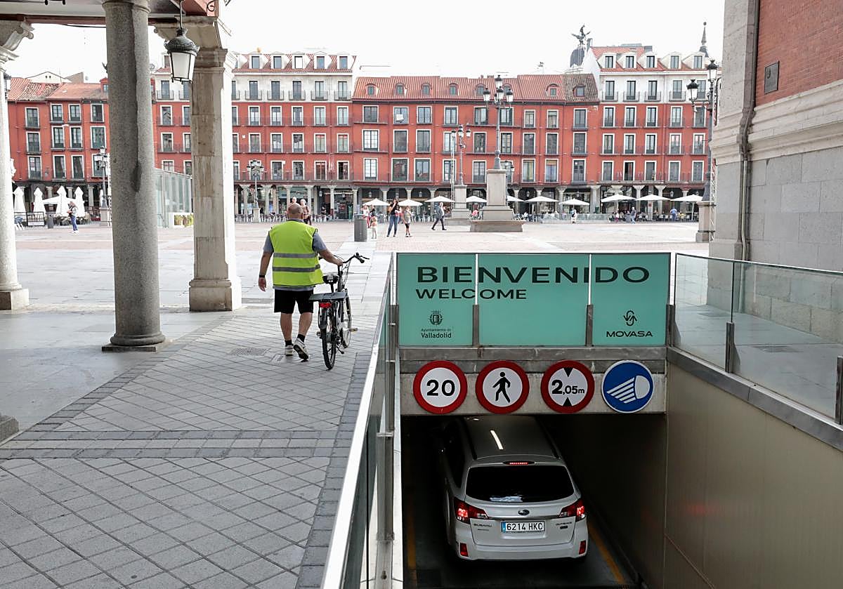 Entrada al aparcamiento, con la Plaza Mayor al fondo.