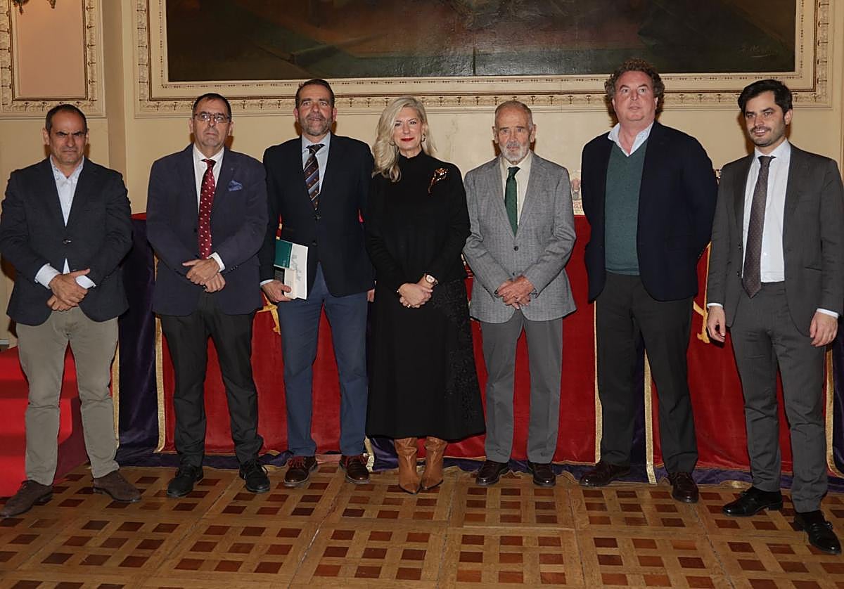 La concejal a de Cultura, Irene Carvajal, junto a los participantes en la mesa redonda.