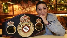 La boxeadora vallisoletana Isabel Rivero posa con su cinturón de campeona del mundo en peso átomo en el bar La Iglesia.