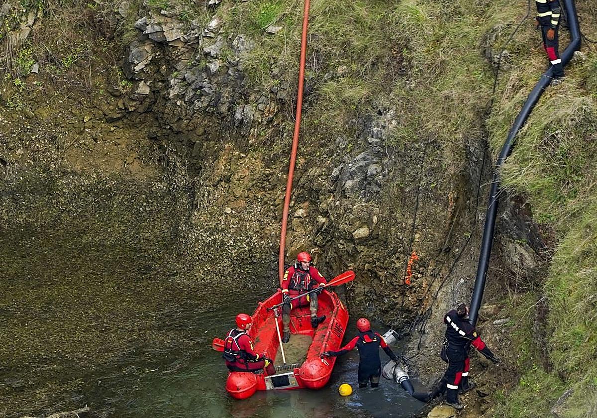 Los efectivos, durante la búsqueda de los cuerpos de la mujer y de su bebé desaparecidos en 1987 en León.