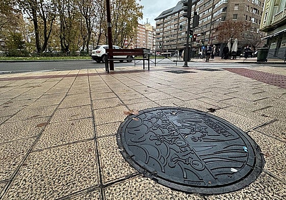 Una de las tapas de alcantarilla, en la plaza Circular de Valladolid.