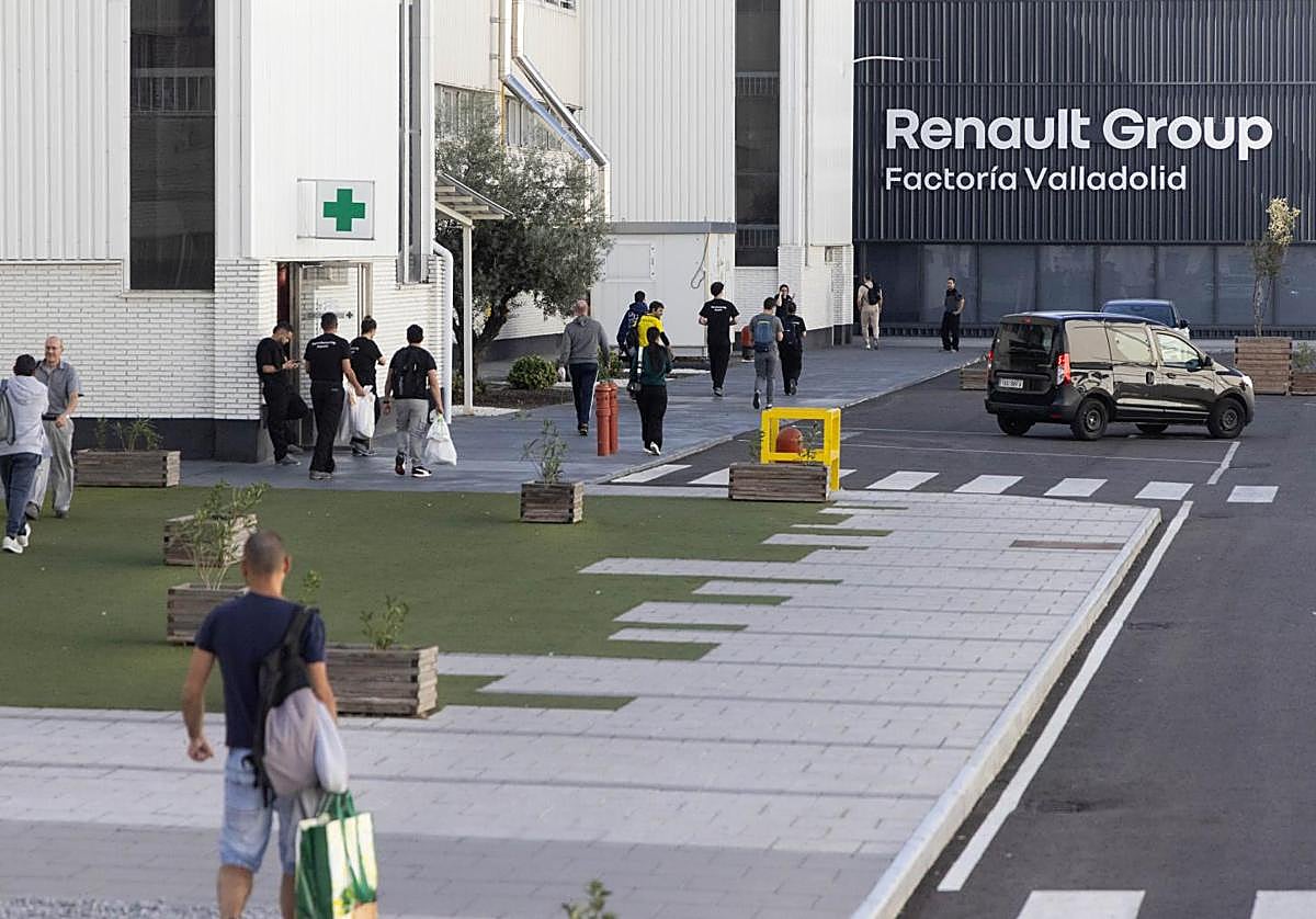 Trabajadores de Renault se dirigen a sus puestos, en una imagen del pasado octubre.