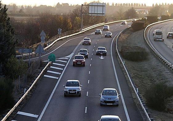 Tráfico en la A-62 a la altura de la localidad vallisoletana de Simancas durante un puente de la Constitución anterior.