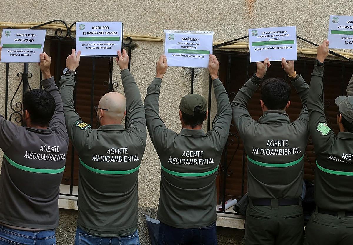 Imagen secundaria 1 - Arriba, agentes limpian y amplían un nido de alimoche; abajo, protesta del colectivo en una reciente visita de Mañueco a Segovia, y a la derecha, recogida de un cadáver de milano real. 