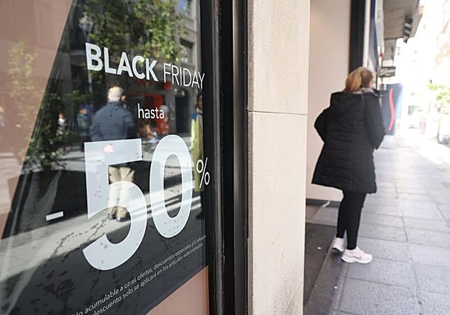 Un comercio publicita los descuentos del reciente Black Friday en la calle Santiago.