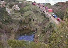 Labores de rastreo en la balsa de la bocamina de Berbes (Ribadesella).