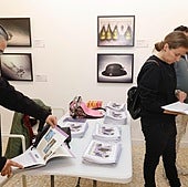 Los asistentes a la presentación observan el resultado final del calendario.