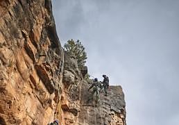 Retiran rutas de escalada ilegales en un espacio protegido del parque natural de Guadarrama