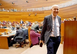 Ramiro Ruiz Medrano sale del hemiciclo tras su última intervención, en la que anunció su adiós.