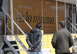 Autobús informativo del Ingreso Mínimo Vital en Palencia, en una imagen de archivo.