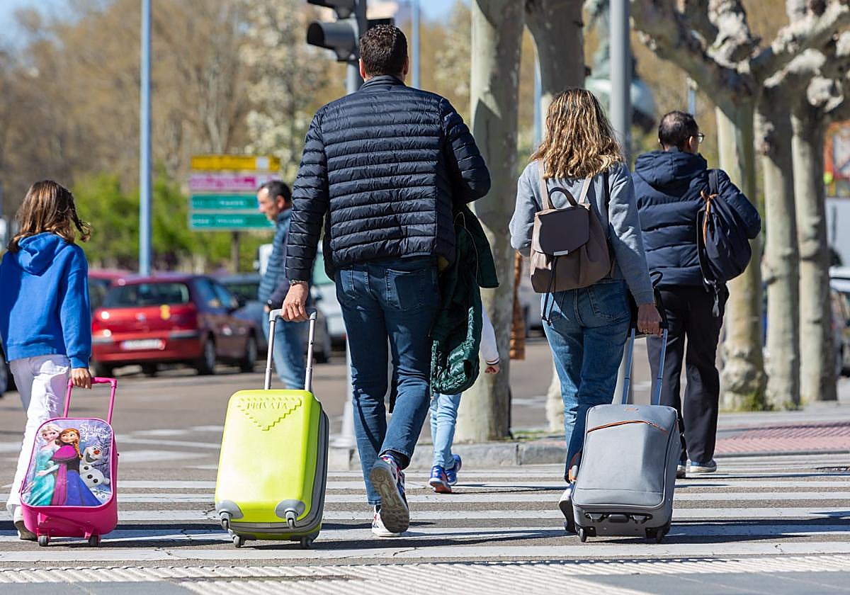Imagen de archivo de viandantes con maletas por Valladolid.