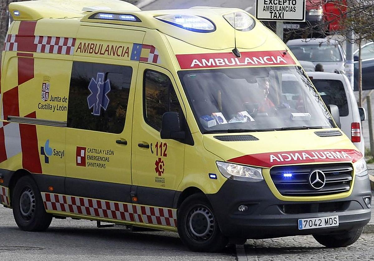 Ambulancia del 112 en una calle Segovia.