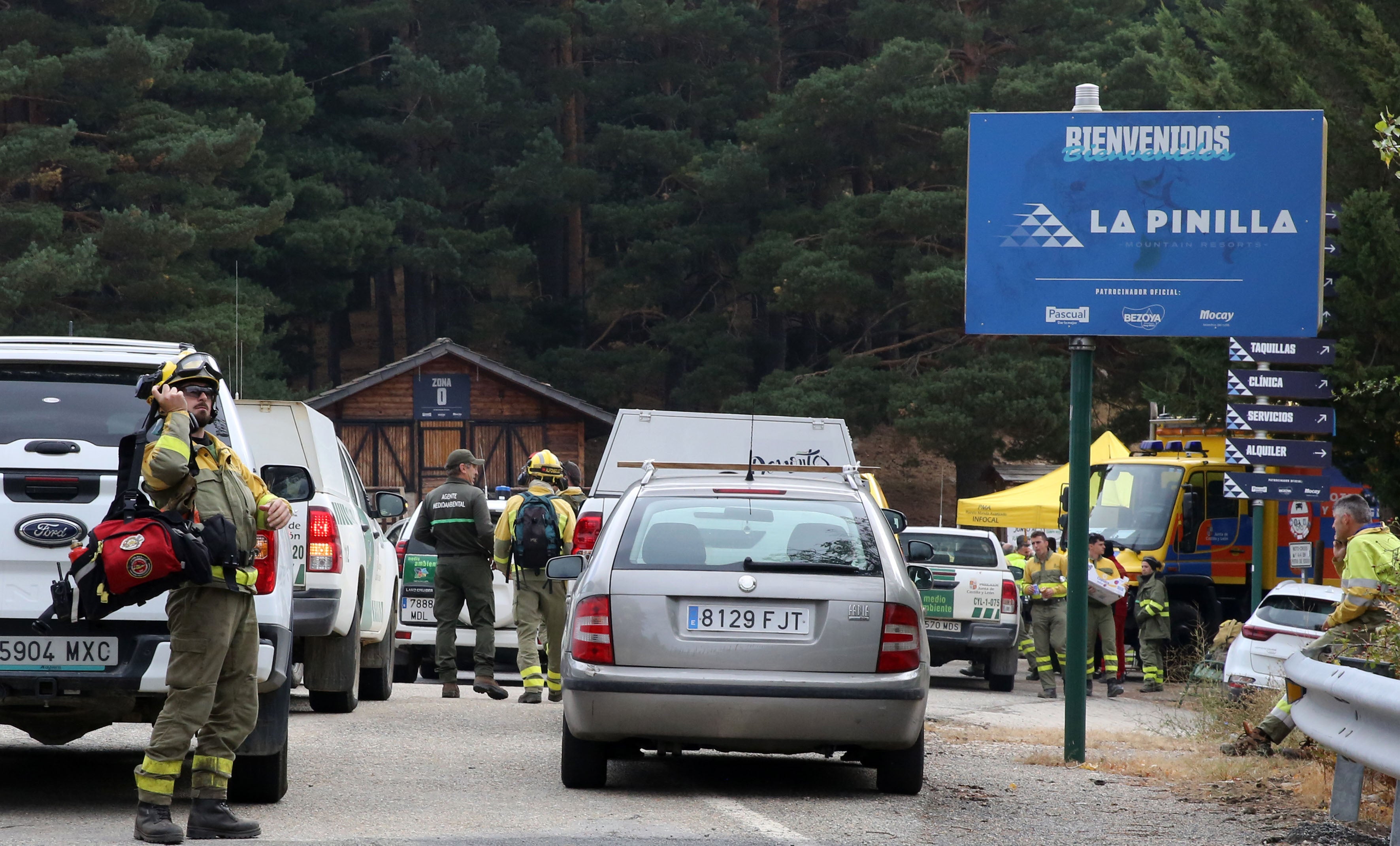 Servicios de emergencia, en los accesos a La Pinilla durante el incendio de hace unas semanas.
