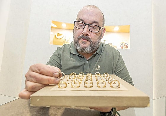 José Carlos García, propietario de José Carlos Joyeros, coloca unos anillos de oro.