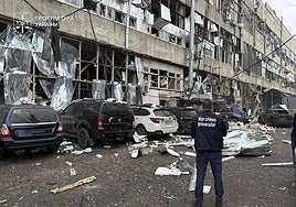 Eescatistas ucranianos trabajan en el lugar del impacto de un cohete en Dnipropetrovsk, Ucrania.