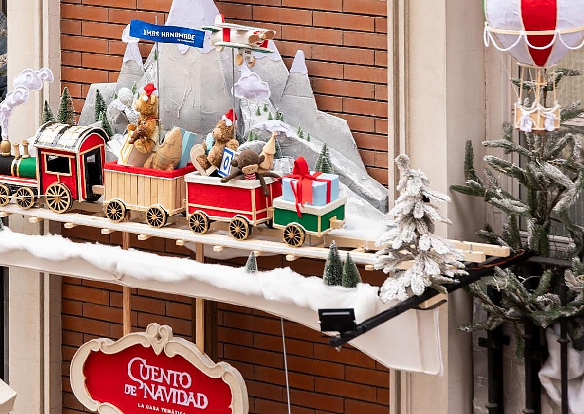 Imagen secundaria 1 - Alberto Trancón, delante de 'su' obra, detalle del tren y boceto que compuso para preparar el montaje.