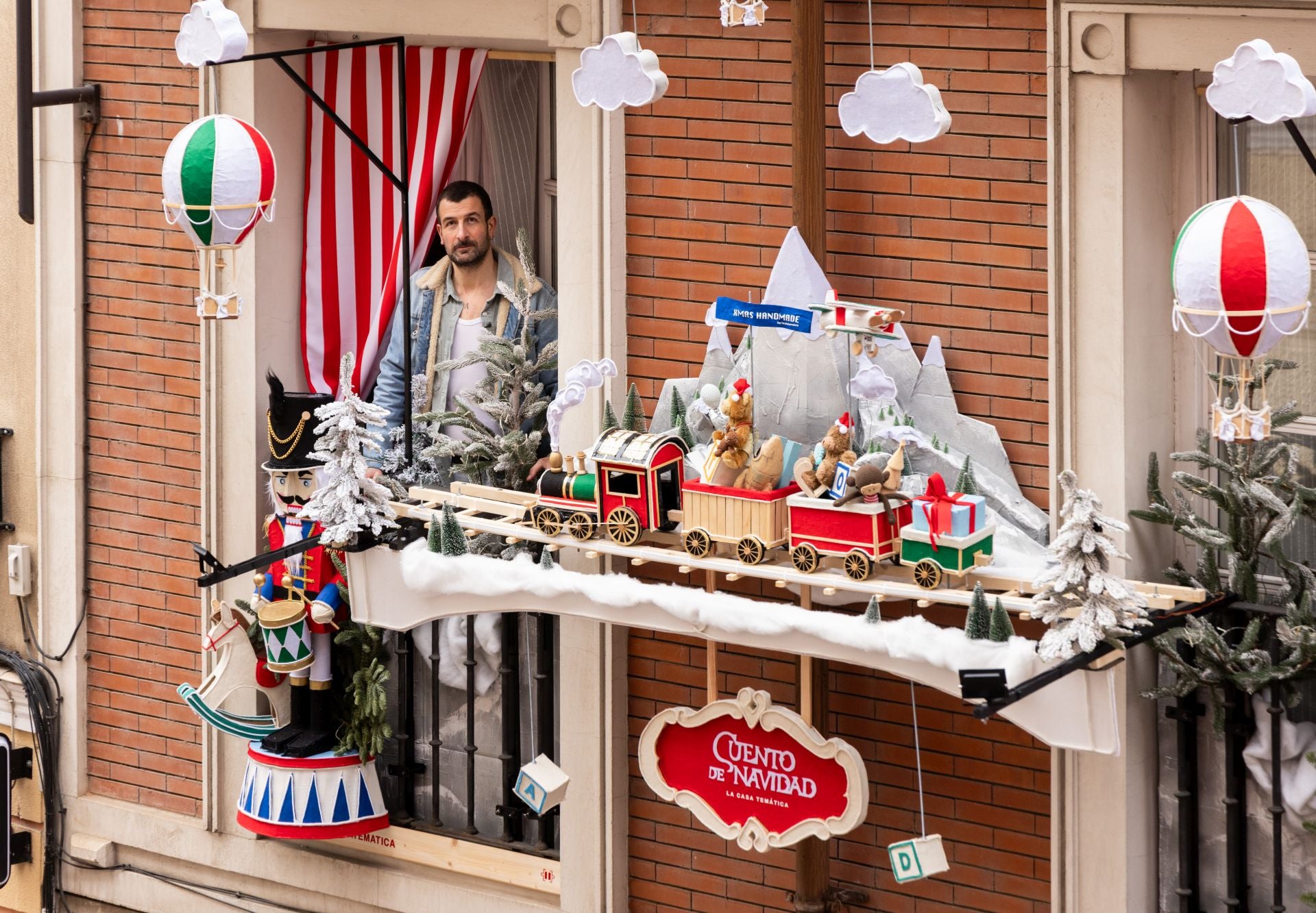 Alberto Trancón Muñiz, en su balcón de la calle Núñez de Arce.