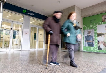 Trabajadores de un banco evitan que estafen a una clienta con el timo del 'hijo en apuros'