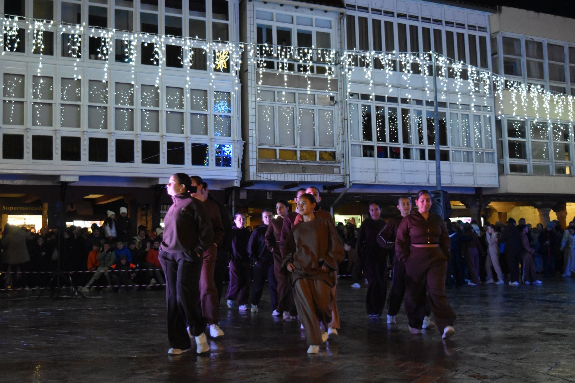 Aguilar recibe a la Navidad con luces y chocolate