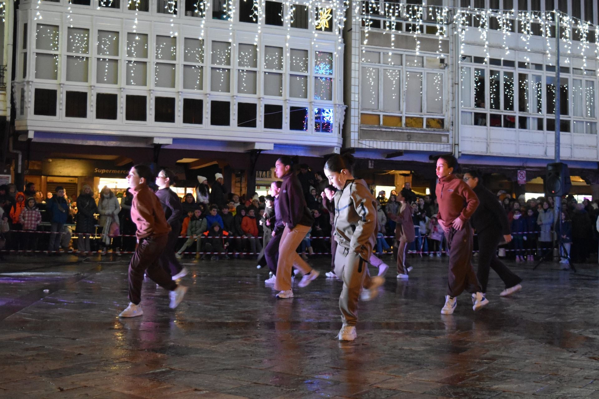 Aguilar recibe a la Navidad con luces y chocolate